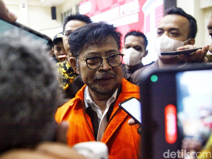 Foto-foto Eks Mentan Syahrul Yasin Limpo Berompi Oranye dan Diborgol