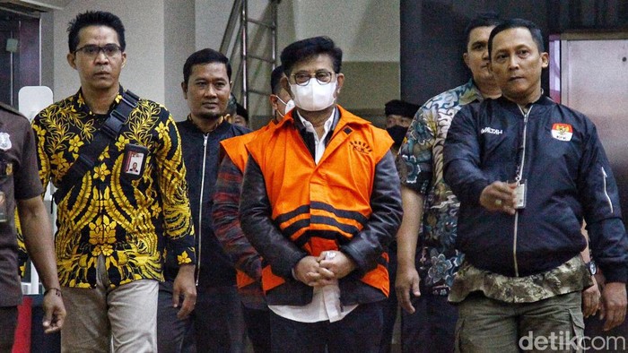 Foto-foto Eks Mentan Syahrul Yasin Limpo Berompi Oranye dan Diborgol