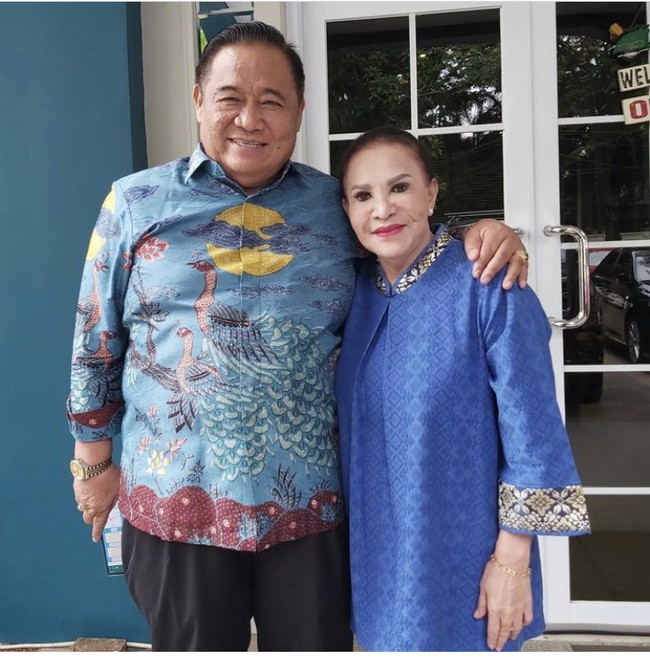 Mpok Atiek sangat menyesal sudah melakukan implan silikon ini. Dulu keputusannya untuk melakukan implan silikon tidak dilihat efek jangka panjangnya. Foto: dok. Instagram @mpok.atiek