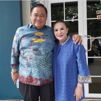 Mpok Atiek sangat menyesal sudah melakukan implan silikon ini. Dulu keputusannya untuk melakukan implan silikon tidak dilihat efek jangka panjangnya. Foto: dok. Instagram @mpok.atiek