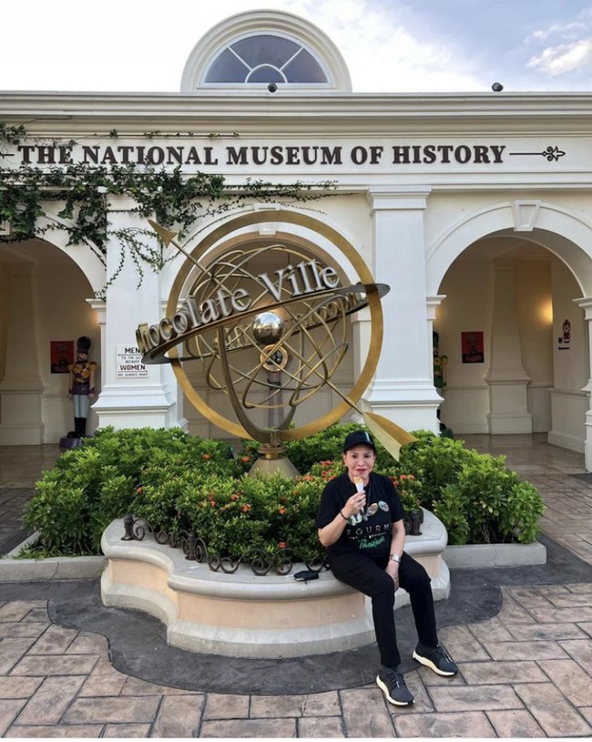 Rupanya, implan Mpok Atiek ini tidak dilakukan oleh tenaga ahli profesional. “Saking bodonya, enggak nanya isi silikonnya apa,” ujar Mpok Atiek. Foto: dok. Instagram @mpok.atiek