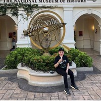 Rupanya, implan Mpok Atiek ini tidak dilakukan oleh tenaga ahli profesional. “Saking bodonya, enggak nanya isi silikonnya apa,” ujar Mpok Atiek. Foto: dok. Instagram @mpok.atiek