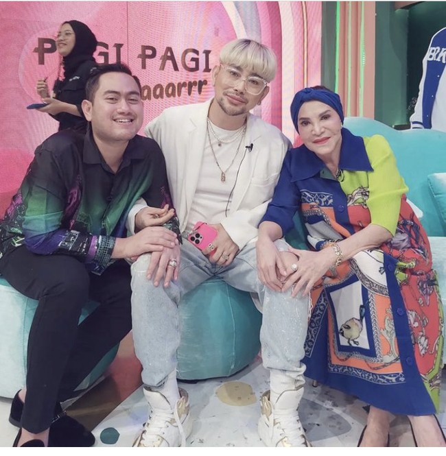 Pada acara Pagi Pagi Ambyar Trans TV, Mpok Atiek mengungkapkan bahwa dirinya berkali-kali implan silikon di wajah sejak tahun 90-an hingga 2010. Foto: dok. Instagram @mpok.atiek