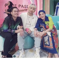 Pada acara Pagi Pagi Ambyar Trans TV, Mpok Atiek mengungkapkan bahwa dirinya berkali-kali implan silikon di wajah sejak tahun 90-an hingga 2010. Foto: dok. Instagram @mpok.atiek