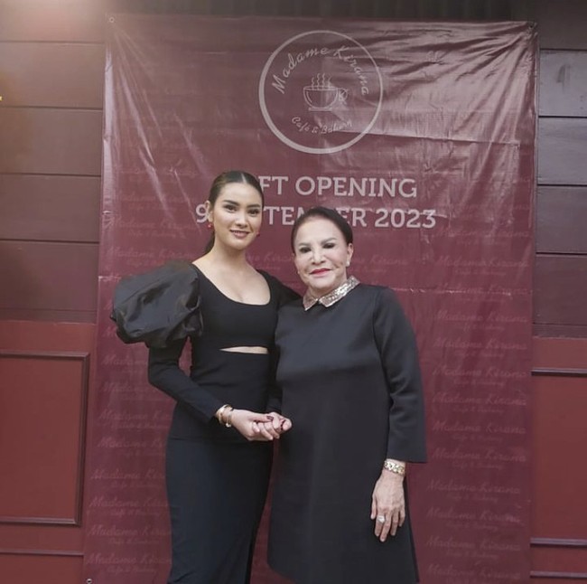 Artis berusia 67 tahun ini kemudian memilih untuk mengangkat silikon di wajahnya. Mpok Atiek khawatir jika implannya ini akan menyebabkan kanker kulit. Foto: dok. Instagram @mpok.atiek