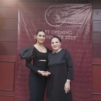 Artis berusia 67 tahun ini kemudian memilih untuk mengangkat silikon di wajahnya. Mpok Atiek khawatir jika implannya ini akan menyebabkan kanker kulit. Foto: dok. Instagram @mpok.atiek