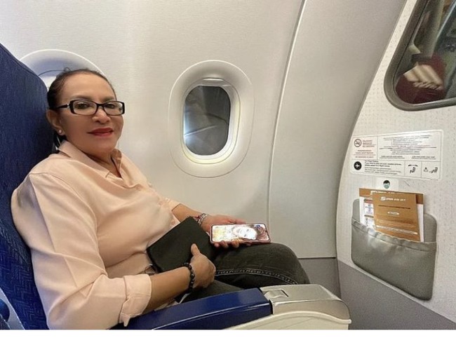 Alih-alih mendapatkan hasil yang bagus, penampilan Mpok Atiek malah diejek oleh teman-temannya. Bahkan ada yang menyebutnya sebagai nenek sihir. Temen-temen bilang muka lo aneh, udah memble semua, udah turun semua,＂kata Mpok AtiekFoto: dok. Instagram @mpok.atiek