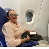 Alih-alih mendapatkan hasil yang bagus, penampilan Mpok Atiek malah diejek oleh teman-temannya. Bahkan ada yang menyebutnya sebagai nenek sihir. Temen-temen bilang muka lo aneh, udah memble semua, udah turun semua,＂kata Mpok AtiekFoto: dok. Instagram @mpok.atiek