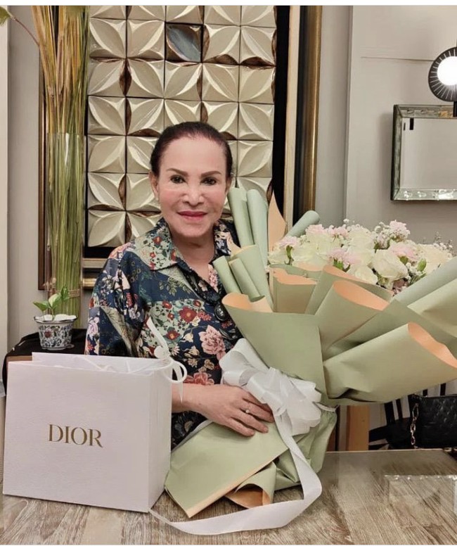 Tak hanya menyiksa secara penampilan, implan Mpok Atuel juga menimbulkan sakit. Menurutnya jika kondisinya sedang tidak enak badan, makan benjolan efek adanya implan silikon itu akan tumbuh. Foto: dok. Instagram @mpok.atiek