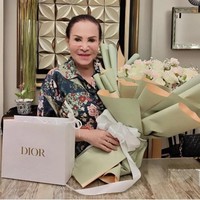 Tak hanya menyiksa secara penampilan, implan Mpok Atuel juga menimbulkan sakit. Menurutnya jika kondisinya sedang tidak enak badan, makan benjolan efek adanya implan silikon itu akan tumbuh. Foto: dok. Instagram @mpok.atiek