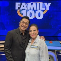  Butuh operasi lebih dari 21 kali untuk mengangkat silikon di wajahnya. “Jadi ini kan sudah ada berpuluh-puluh tahun. Jadi udah masuk ke jaringan tubuh,” katanya lagi. Foto: dok. Instagram @mpok.atiek