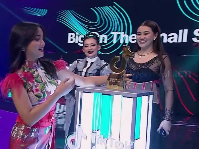 Fuji, Reza Artamevia dan Aaliyah Massaid bertemu.