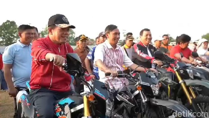 Gubernur Jambi Al Haris bagi-bagi motor dinas untuk kades.