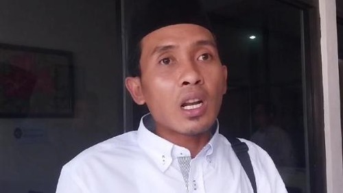 Guru Pendidikan Agama Islam di SMKN 1 Taliwang, Kabupaten Sumbawa Barat, Nusa Tenggara Barat, Akbar Sorasa. Akbar dipolisikan oleh wali muridnya.