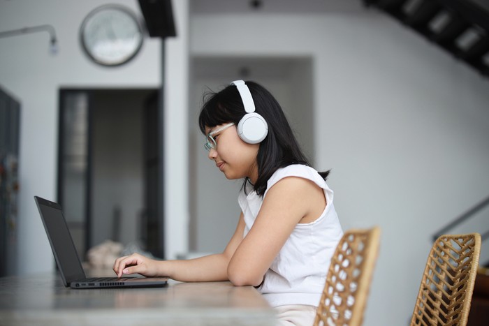 Ilustrasi anak pakai earphone