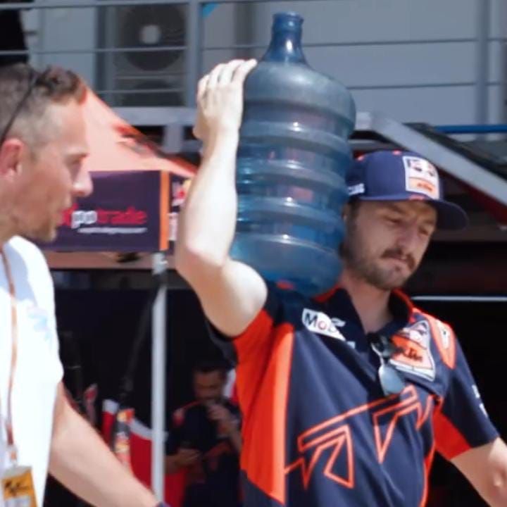 Jack Miller angkat galon di Sirkuit Mandalika.