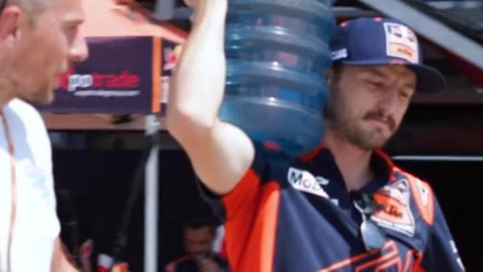 Jack Miller angkat galon di Sirkuit Mandalika.