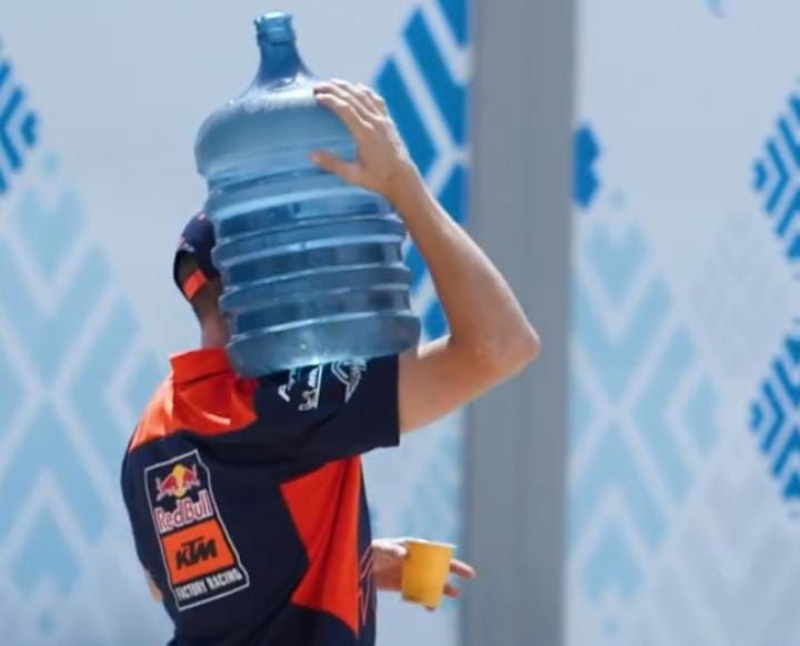 Jack Miller angkat galon di Sirkuit Mandalika.