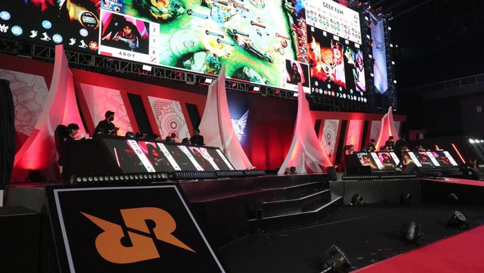 Babak playoff MPL ID S12 memasuki hari ketiga. Bakal digelar final upper bracket, untuk menentukan siapa tim pertama yang mengamankan slot grand final.