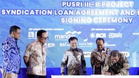 Wakil Menteri BUMN Kartika Wirjoatmodjo (kedua kiri) bersama Direktur Utama PT Pupuk Indonesia (Persero) Rahmad Pribadi (kiri) menyaksikan penandatanganan Perjanjian Kredit Pendanaan dan Engineering Procurement Construction (EPC) Proyek Pusri-IIIB oleh Chairman of Wuhuan Engineering Co, Ltd Yu Xin (ketiga kiri), Direktur Utama PT Pusri Palembang Tri Wahyudi Saleh (keempat kiri), dan Direktur Utama PT Adhi Karya (Persero) Tbk Entus Asnawi Mukhson,di Jakarta, Jumat (13/10/2023).
