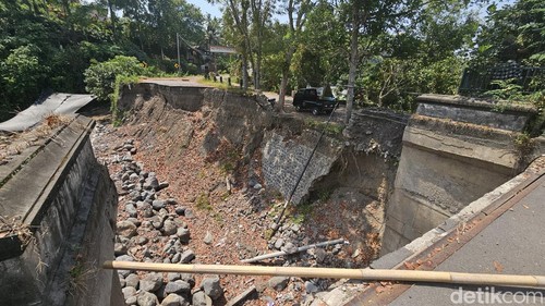 Kondisi jembatan yang putus pada sisi timur jembatan penghubung Klungkung dan Karangasem di Desa Selat, Klungkung, Kamis (12/10/2023).