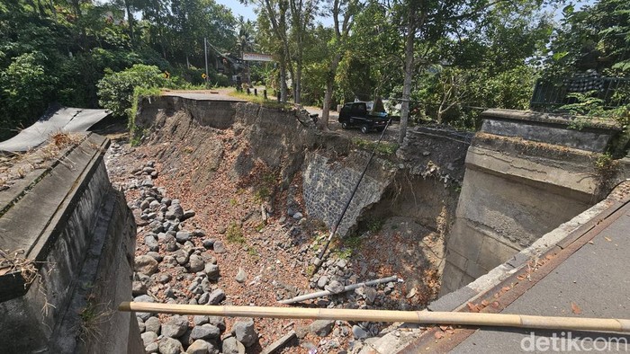 Kondisi jembatan yang putus pada sisi timur jembatan penghubung Klungkung dan Karangasem di Desa Selat, Klungkung, Kamis (12/10/2023).