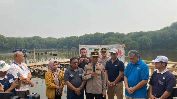 Kadiv Humas Polri Irjen Sandi Nugroho (pegang mic)-(Rumondang-detikcom)