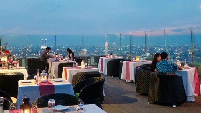 Kafe dengan konsep rooftop (Foto:Instagram/@cambridgehotelmedan)