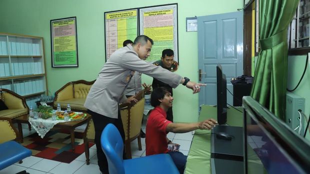 Kapolsek Mampang Prapatan Kompol David Kanitero menyambangi SMP 43 Jakarta