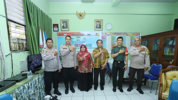 Kapolsek Mampang Prapatan Kompol David Kanitero menyambangi SMP 43 Jakarta