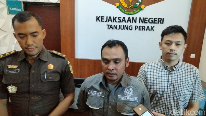 Kasintel Kejari Surabaya Jemmy Sandra saat konferensi pers.
