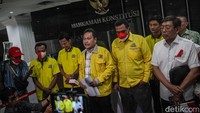 Diketahui, aturan batas usia tersebut tengah digugat di MK dan akan memutuskan gugatan tersebut pada hari Senin (16/10).
