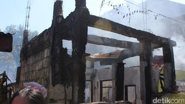 Kebakaran di Jalan Serigala Makassar menyebabkan 10 rumah warga ludes terbakar. Rania/detiksulsel