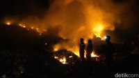 Kencangnya angin membuat api membakar tumpukan sampah dengan cepat. Petugas pemadam juga sempat menghentikan pemadaman karena kehabisan air. Foto: Tommy Saputra/detikcom