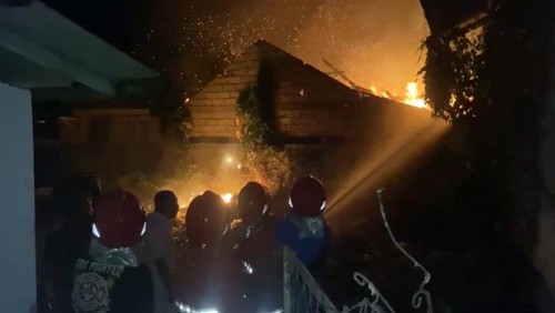 Petugas pemadam kebakaran berupaya memadamkan kebakaran gudang kayu ukir Bali di Desa Pesinggahan, Klungkung, Bali. Kebakaran terjadi pada Jumat dini hari (13/10/2023).