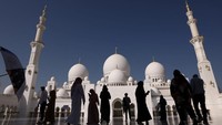 Tidak hanya umat Islam yang boleh berkunjung ke sini. Nonmuslim juga dapat menikmati keindahan masjid Sheikh Zayed Grand Mosque, hanya saja pastikan untuk mengenakan kerudung dan baju panjang sopan ketika memasuki area masjid.  