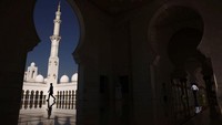 Masjid sekaligus destinasi tempat wisata religi para pelancong dari luar negeri ini juga memiliki perpustakaan. Tersedia buku hingga jurnal yang berisi pengetahuan tentang budaya Islam.  