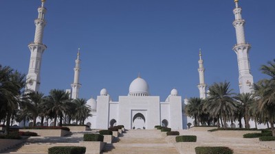 Kemegahan Masjid Agung Sheikh Zayed Abu Dhabi yang Punya 82 Kubah