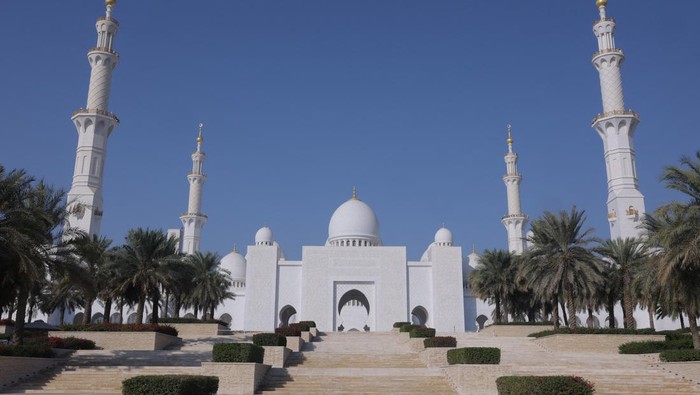 Kemegahan Masjid Agung Sheikh Zayed Abu Dhabi yang Punya 82 Kubah A general view of the Sheikh Zayed Grand Mosque in Abu Dhabi, United Arab Emirates, October 12, 2023. REUTERS/Amr Alfiky