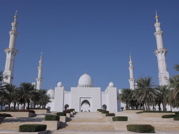 Kemegahan Masjid Agung Sheikh Zayed Abu Dhabi yang Punya 82 Kubah