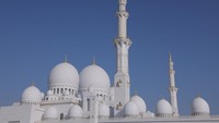 Masjid dengan desain warna putih ini memang dibuat sepenuh hati. Terdapat 82 kubah yang terdiri dari berbagai ukuran. Sedangkan untuk interior masjidnya dilengkapi dengan dinding berlapis marmer putih dengan motif bunga.  