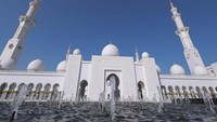 Diketahui proses pembangunan masjid ini melibatkan perajin dari berbagai negara seperti Maroko, India, Turki, Jerman hingga Italia.  
