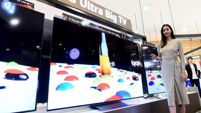 Kenalkan TV Layar Besar Berteknologi Prosesor Pintar PT. LG Electronics Indonesia (LG) resmi memperkenalkan koleksi TV berukuran besar dengan bentang layar 75 inci hingga 86 inci yang mulai dipasarkan di Indonesia pada 2023.