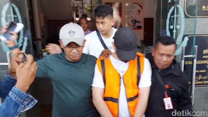 Kepala Pegadaian Gresik saat keluar dari kantor Kejari Gresik.