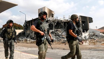Kantor Polisi Kota Sderot setelah hancur kena roket Hamas. Foto: ATEF SAFADI/EPA-EFE/Shutterstock