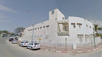 Kantor Polisi Kota Sderot sebelum dihancurkan roket Hamas. Foto: Google Street View