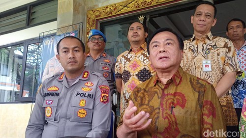 Ketua Kompolnas Benny Mamoto saat mendatangi Polres Tabanan.
