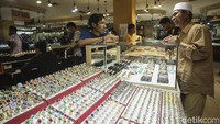 Pasar yang menjual beragam batu akik ini masih terus eksis meski cenderung sepi.