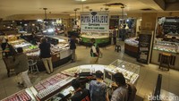 Jakarta Gems Center atau Pasar Rawa Bening merupakan salah satu pusat jual-beli batu permata terbesar di Jakarta, bahkan disebut-sebut terbesar di ASEAN.