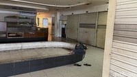 Pasar yang memiliki tiga lantai ini nampak masih dipadati oleh para pedagang batu dari lantai satu hingga lantai dua, sementara lantai tiga ditempati oleh para pedagang obat yang kini cenderung banyak yang tutup.